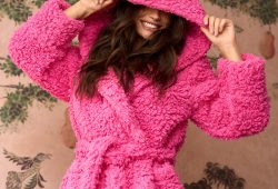 Soft Travel Outfits That Still Photograph Well