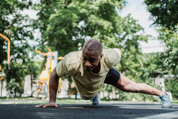 Maximising Fitness: Park Gym Equipment, the Benefits of a 2.2 Litre Water Bottle, and Body Balancer Treatment